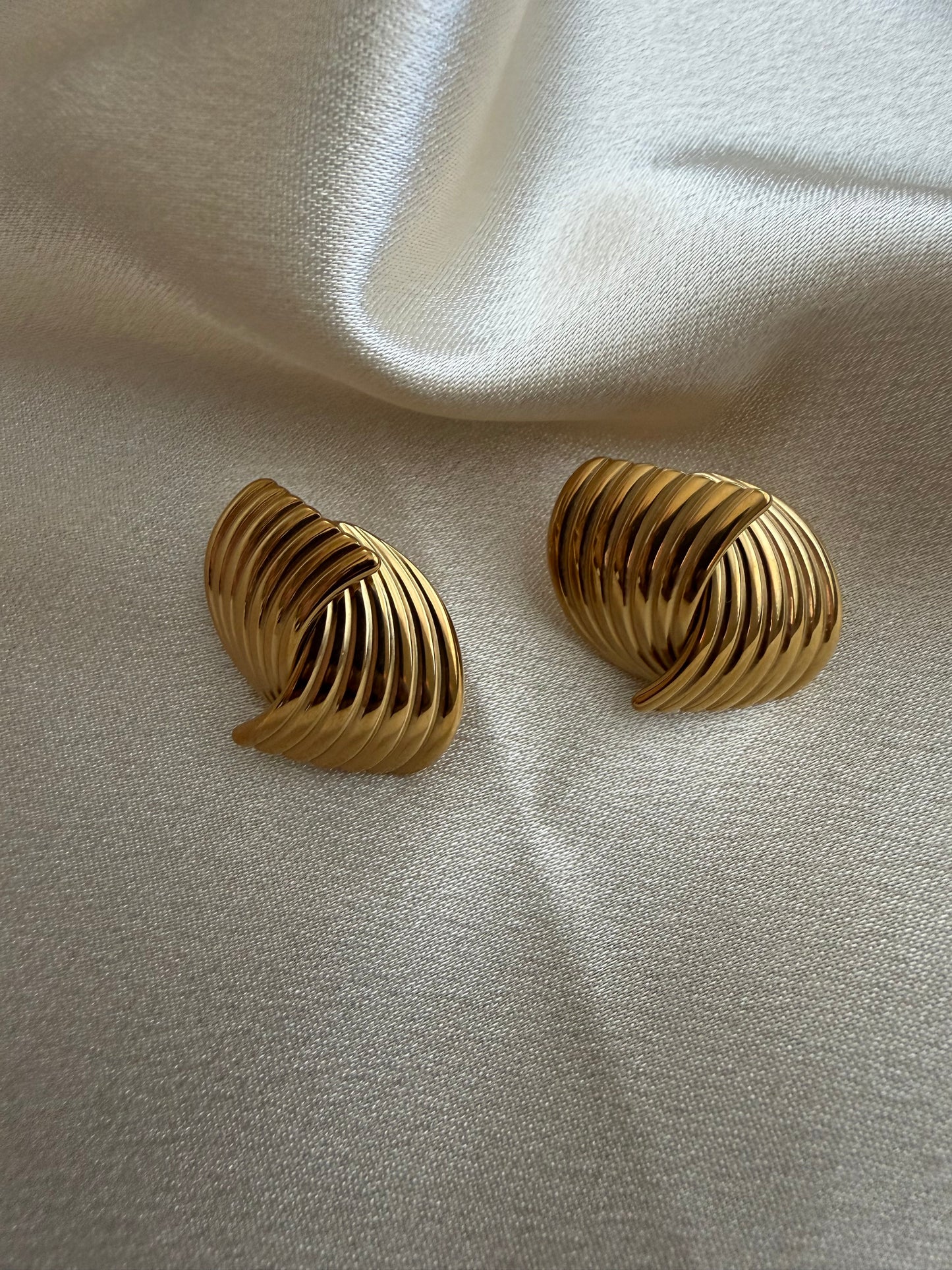 Ola Studs (Layered Curve)