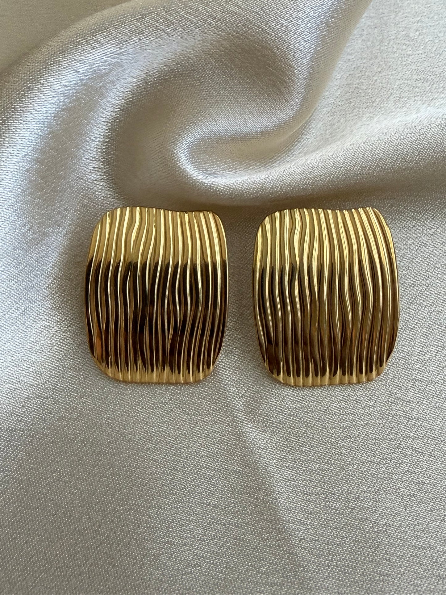 Ola Studs (Ribbed Square)