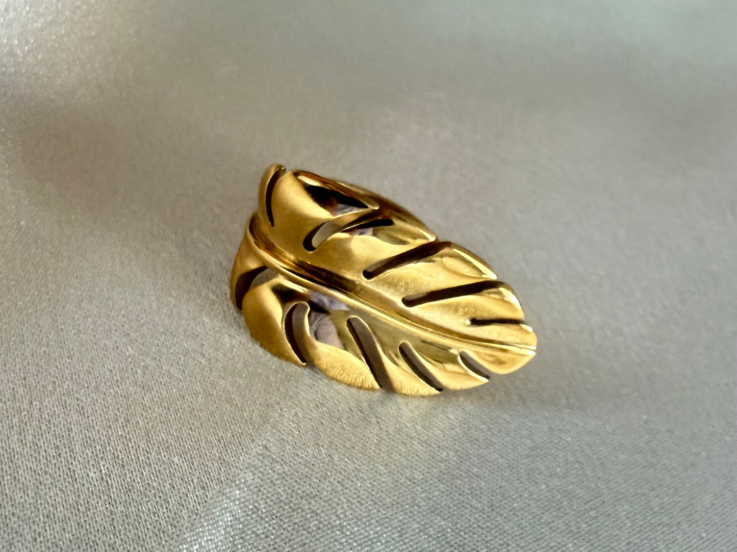 Ara Leaf Ring