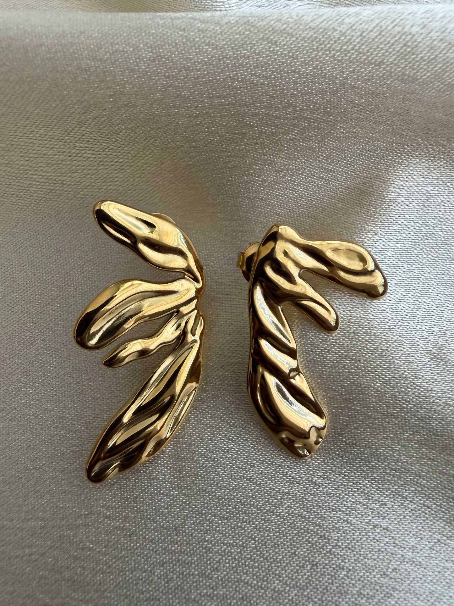 Ola Studs (Abstract Flow)