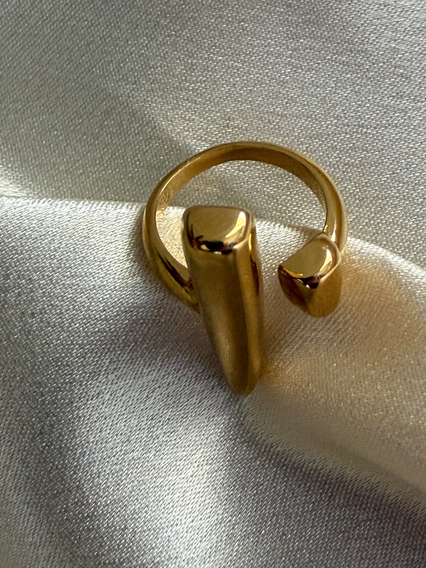 Ara Bar Ring
