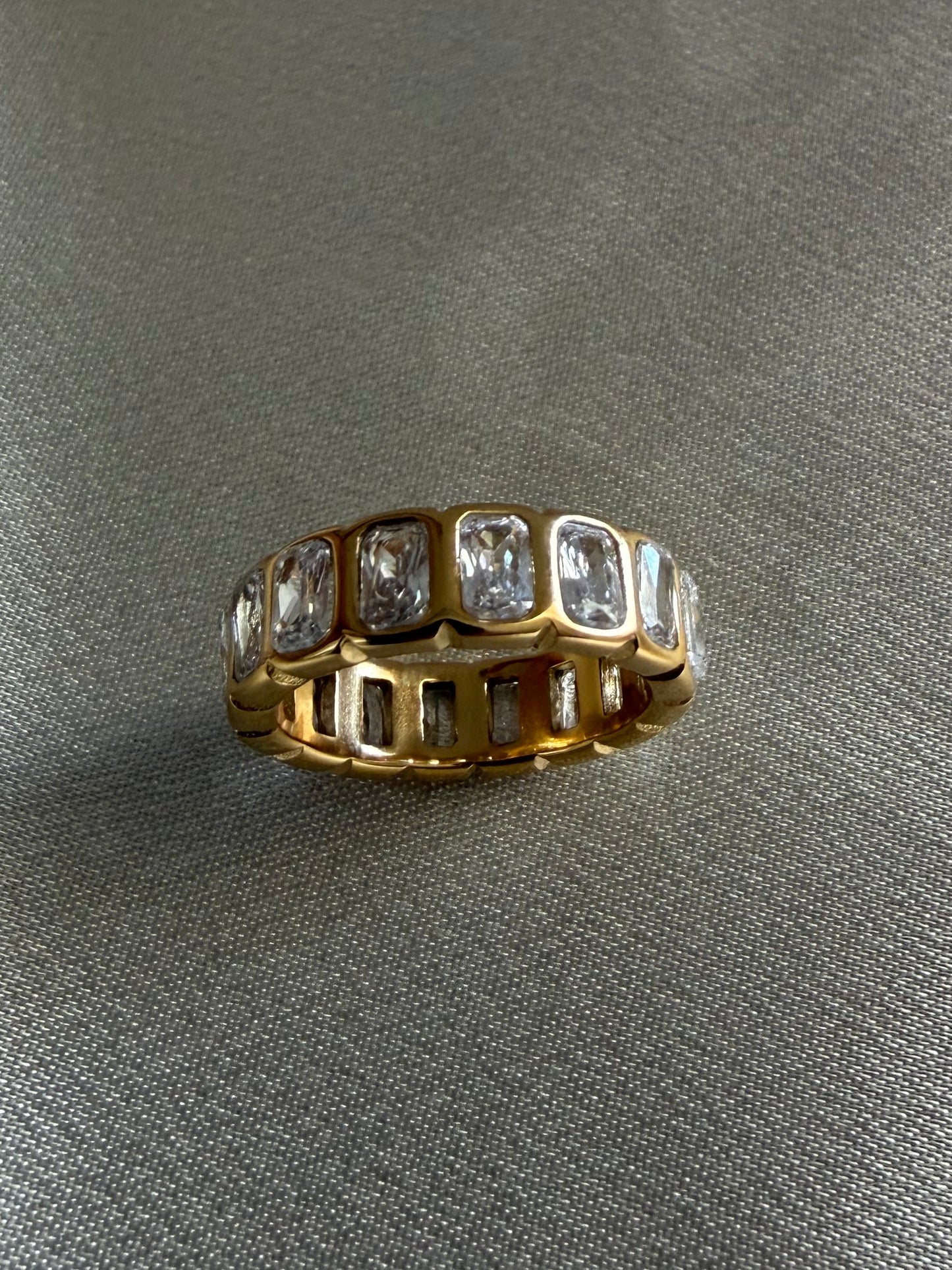 Hade Ring – Emerald Cut (Clear)
