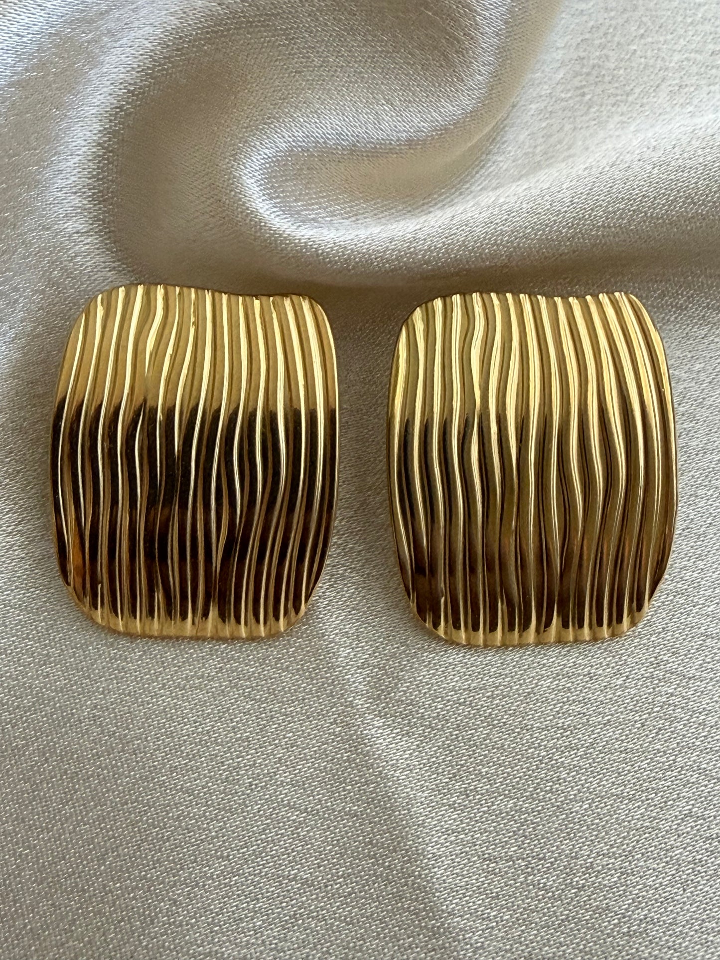 Ola Studs (Ribbed Square)
