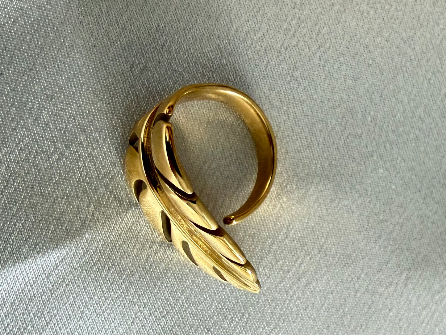 Ara Leaf Ring