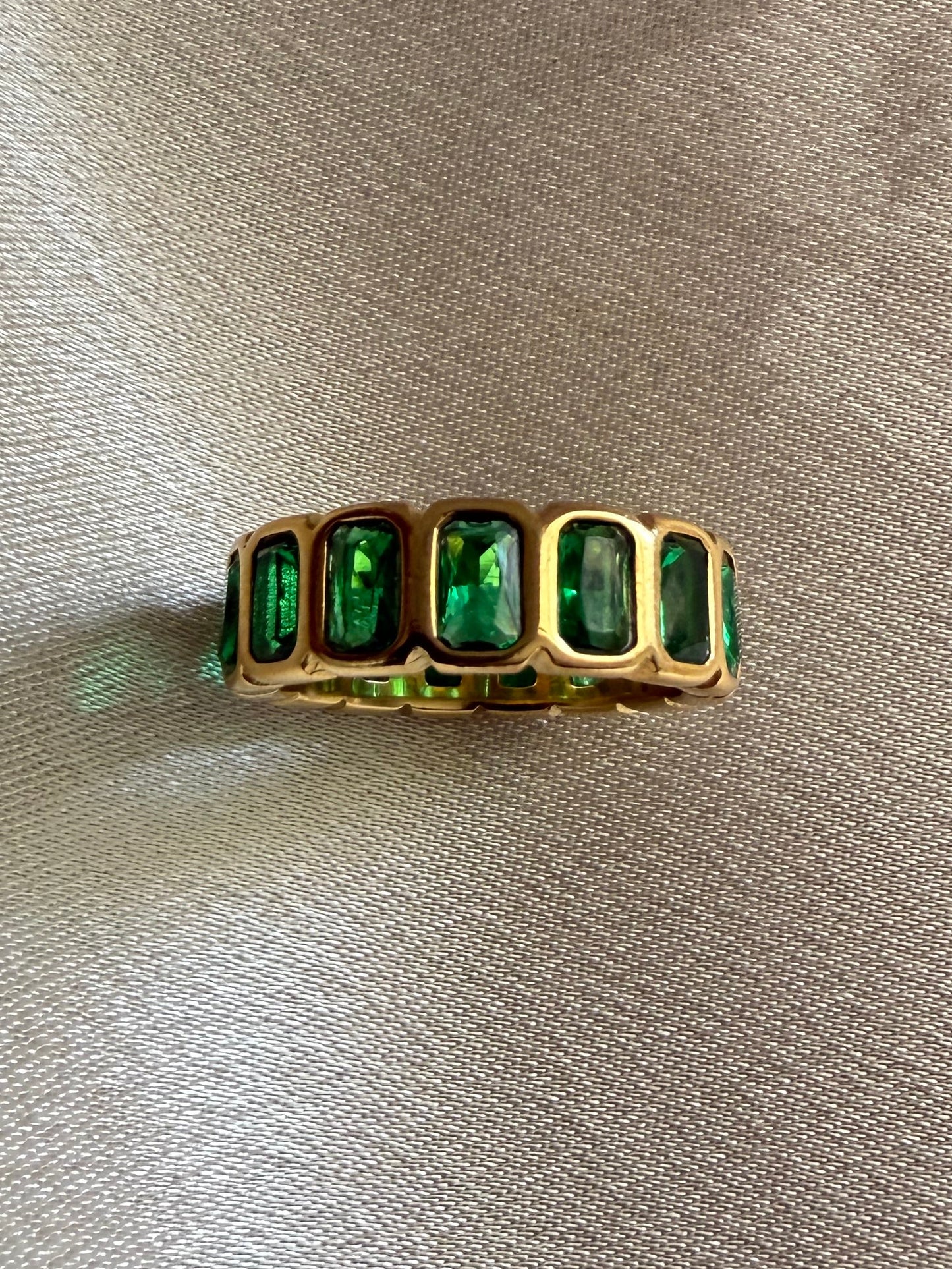 Hade Ring-Emerald cut  (Green)