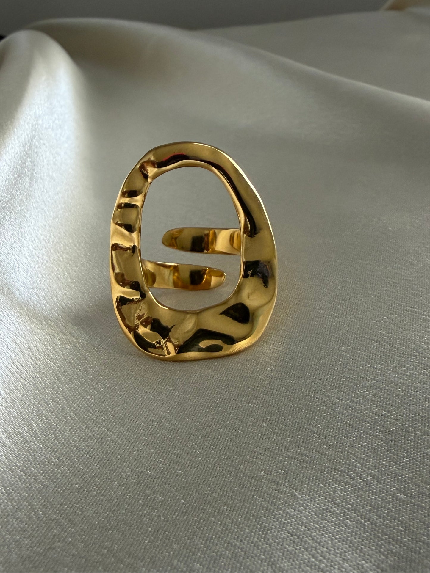 Ara Oval Ring