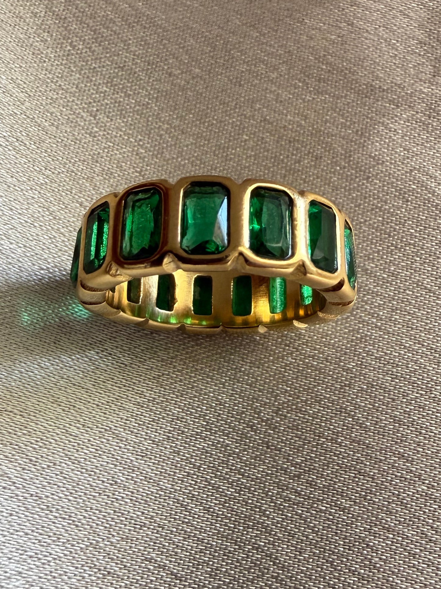 Hade Ring-Emerald cut  (Green)